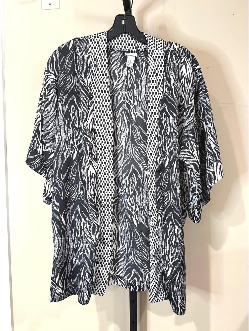H&M Conscious Collection Small Black and White Patterned Japanese Kimono